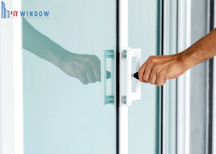 Lõi khóa bị khô dầu hoặc bám bụi lâu ngày là nguyên nhân khiến cửa nhôm bị kẹt khóa