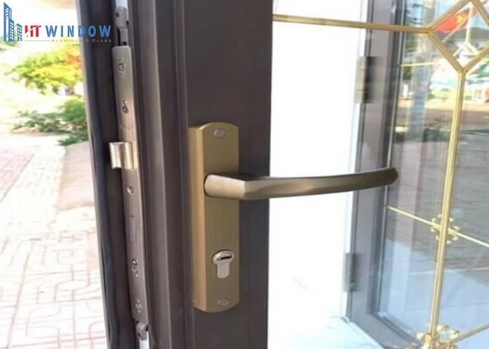 Cửa nhôm bị kẹt khoá: Nguyên nhân và cách tự sửa tại nhà