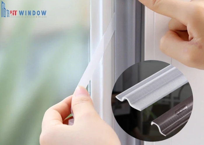 Thay mới gioăng cao su cửa khi bị lão hoá