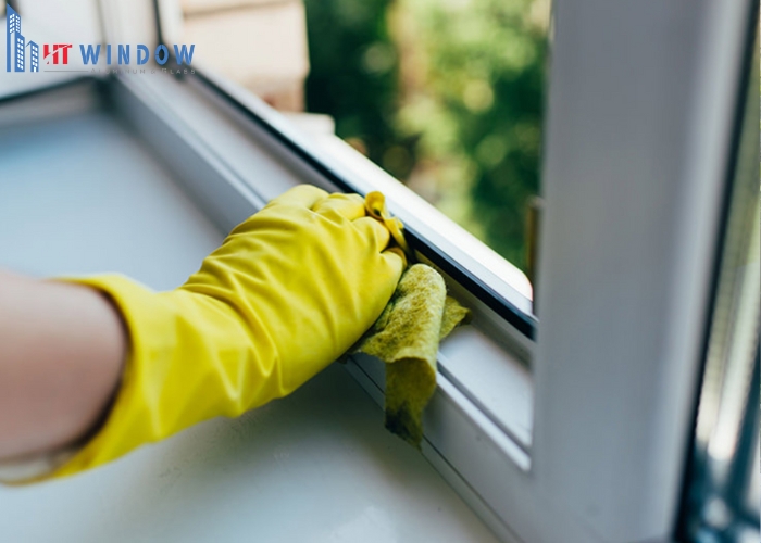 Bạn nên lập lịch vệ sinh cửa nhôm kính ít nhất 1 lần mỗi tháng