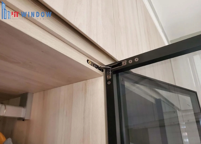 Nếu thợ lắp đặt căn chỉnh không chuẩn xác, khiến khung cửa bị lệch so với trục