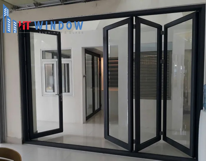 Lắp đặt sai kỹ thuật có thể khiến cửa dễ bị hư hỏng hoặc phá vỡ