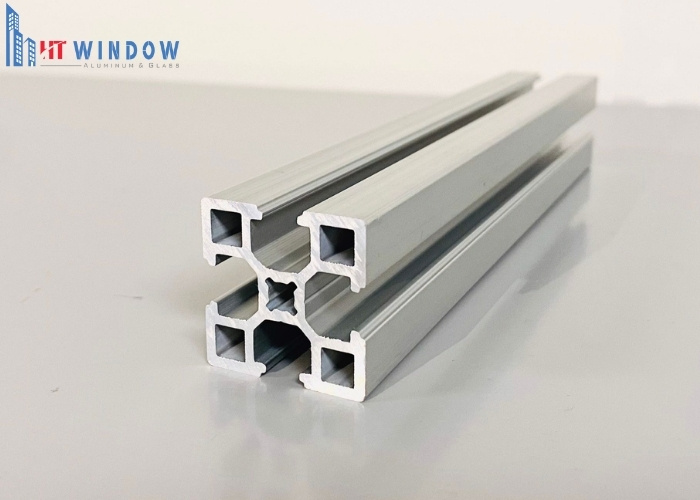 Các thanh nhôm profile sở hữu thiết kế khoang rỗng kết hợp đường gân tăng cứng chạy dọc thân
