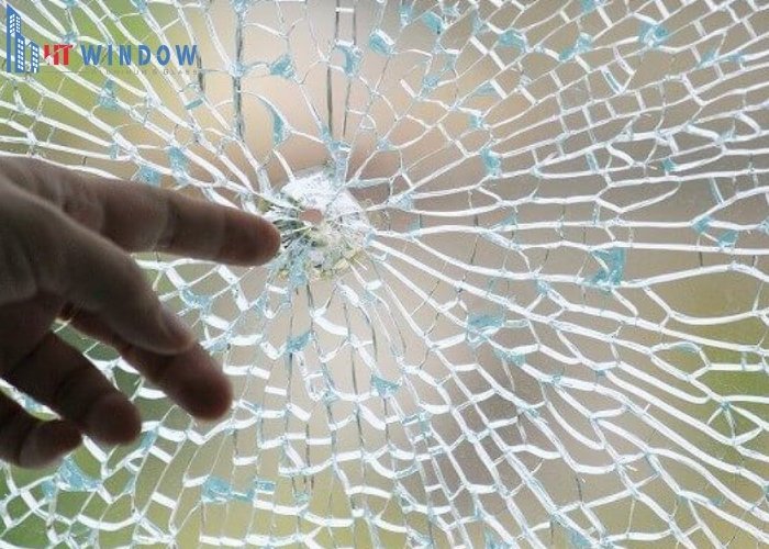 Kính cường lực có cơ chế vỡ an toàn và tạo mảnh nhỏ không sắc cạnh
