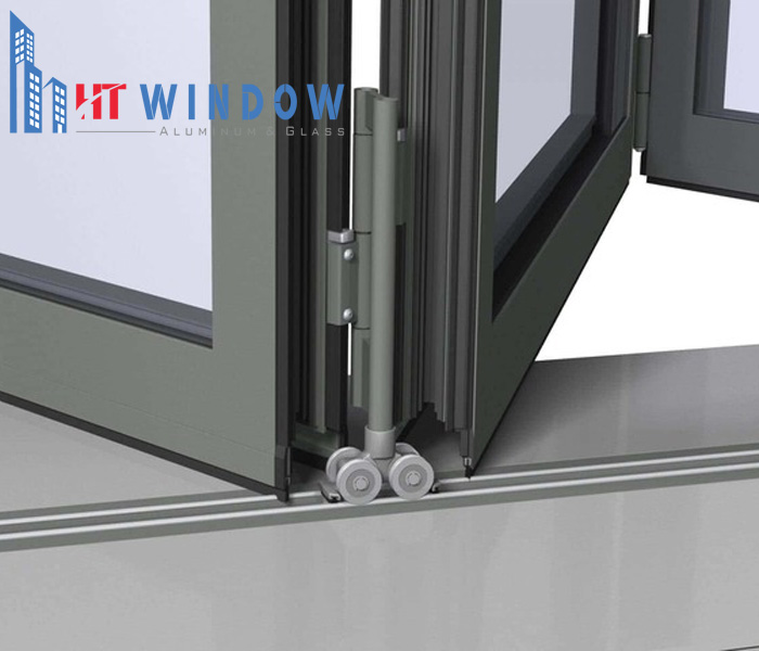 Bánh xe cửa bị hư hỏng nghiêm trọng