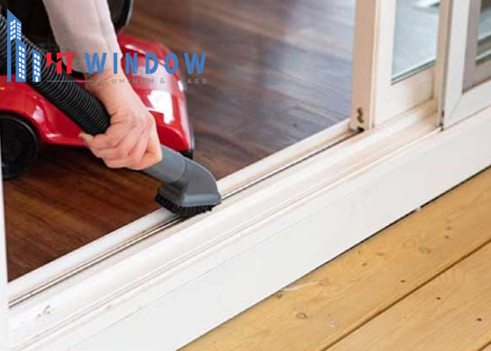 Kiểm tra và vệ sinh ray trượt cửa nhôm định kỳ