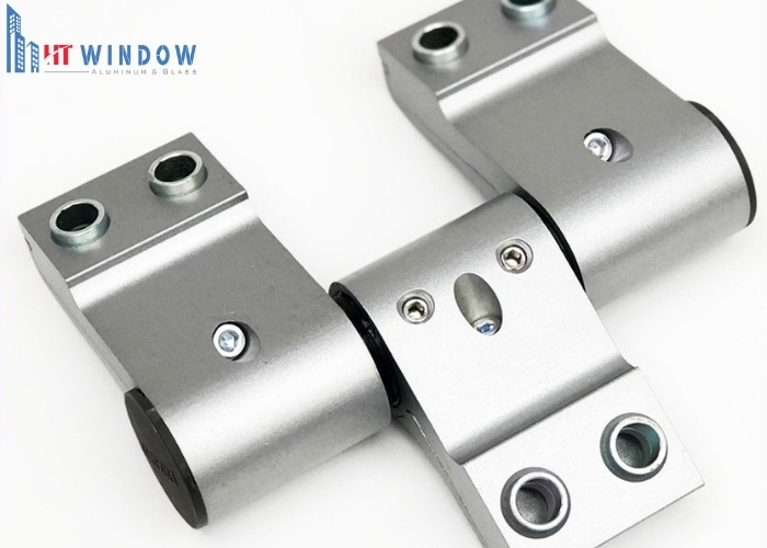 Cửa mở quay nhôm Xingfa sử dụng bản lề 3D, loại bản lề này cho phép điều chỉnh cánh cửa theo ba chiều