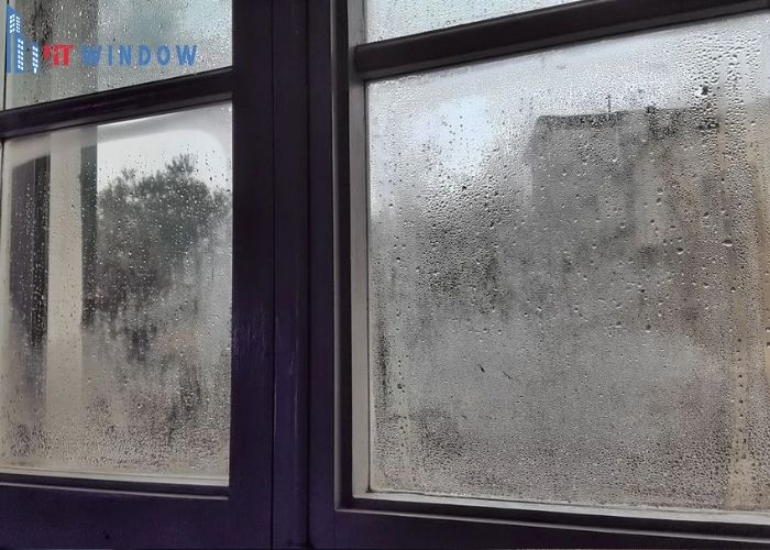 Tại bề mặt kính lạnh, hơi nước mất nhiệt năng và hình thành các giọt nước li ti