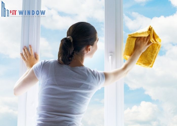 Dùng khăn khô hoặc dụng cụ gạt nước chuyên dụng lau sạch bề mặt kính
