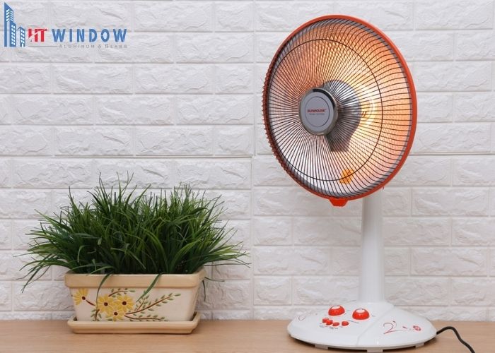 Đặt một chiếc quạt nóng nhỏ hoặc máy sưởi hướng về phía cửa sổ