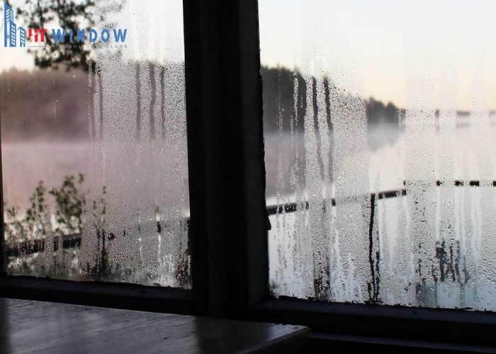 Sự chênh lệch nhiệt độ giữa mặt trong và mặt ngoài kính là nguyên nhân cửa sổ bị hấp hơi nước
