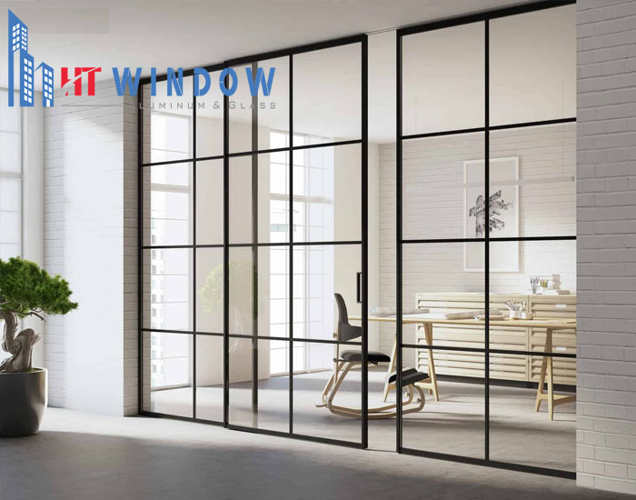 Thiết kế khung mảnh, khe nhỏ khiến cửa dễ bị bám bụi