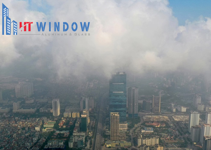 Môi trường ô nhiễm, nhiều khói bụi cũng là nguyên nhân khiến cửa kính dễ bị bẩn