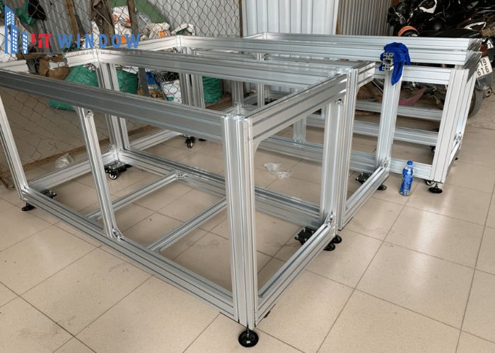 Nhôm định hình được dùng để làm bàn thao tác và giá kệ nhà xưởng