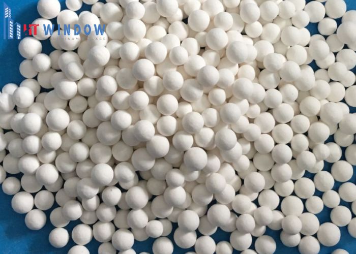 Hạt hút ẩm nhôm là một dạng nhôm oxit có đặc tính xốp và bền vững