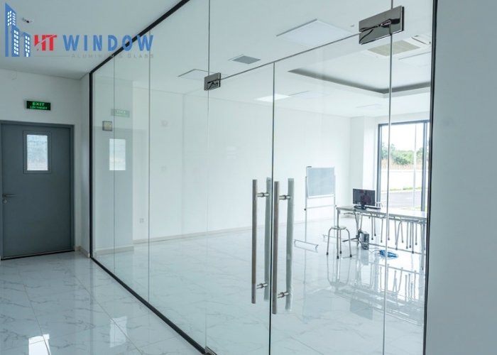 Kỹ thuật lắp đặt đòi hỏi sự chính xác tuyệt đối trong việc cân chỉnh bản lề và độ vuông vức của khung cửa