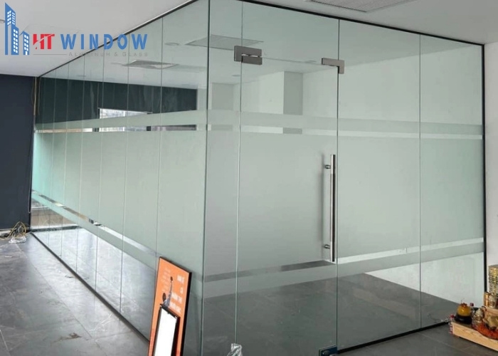 Tại các văn phòng, vách ngăn kính cường lực tạo ra sự riêng tư cần thiết giữa các phòng ban