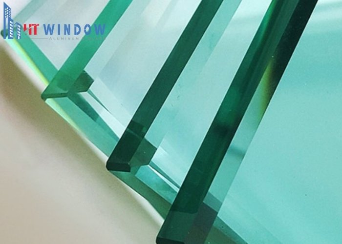 Kỹ thuật viên căn cứ vào bản vẽ thiết kế để thực hiện việc cắt kính theo đúng chiều dài và chiều rộng yêu cầu