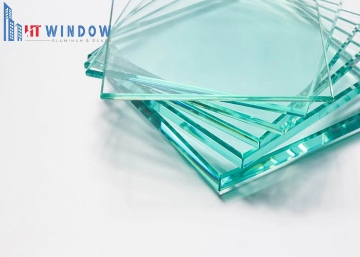 Sự chênh lệch nhiệt độ tạo ra lớp ứng suất nén cực mạnh trên bề mặt, biến kính thường thành kính cường lực