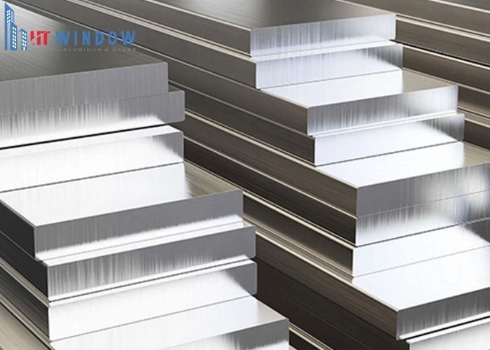 Nhôm có những đồng vị phóng xạ có số khối trải rộng từ 21 đến 43