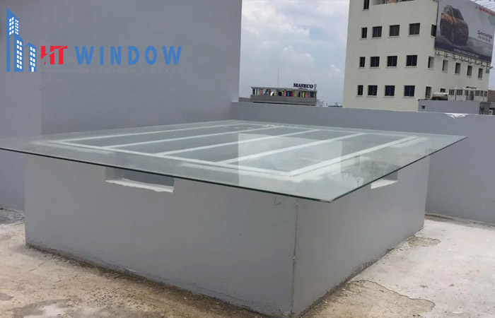 Giếng trời nên dùng kính cường lực 2 lớp để đảm bảo an toàn