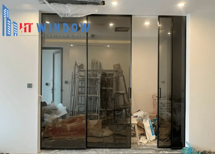 Quy trình xây vách kính ngăn phòng khách và bếp cần được tiến hành một cách thận trọng