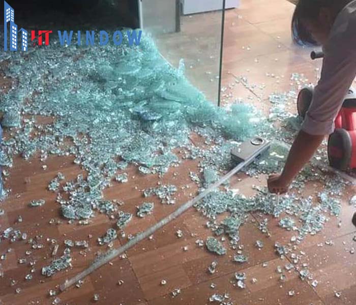 Cần cẩn trọng xử lý kính cường lực bị vỡ để tránh bị thương