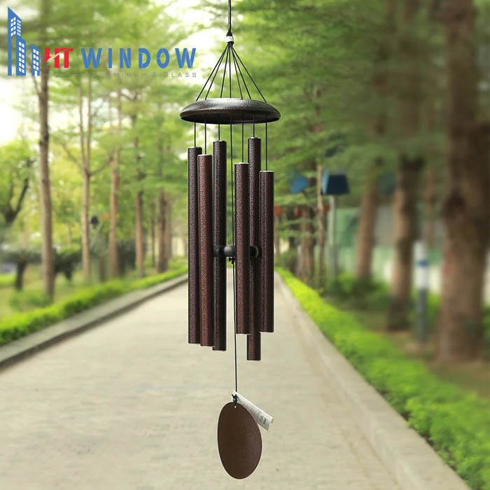 Có thể treo chuông gió ở cửa sổ để giảm bớt những điều không may mắn