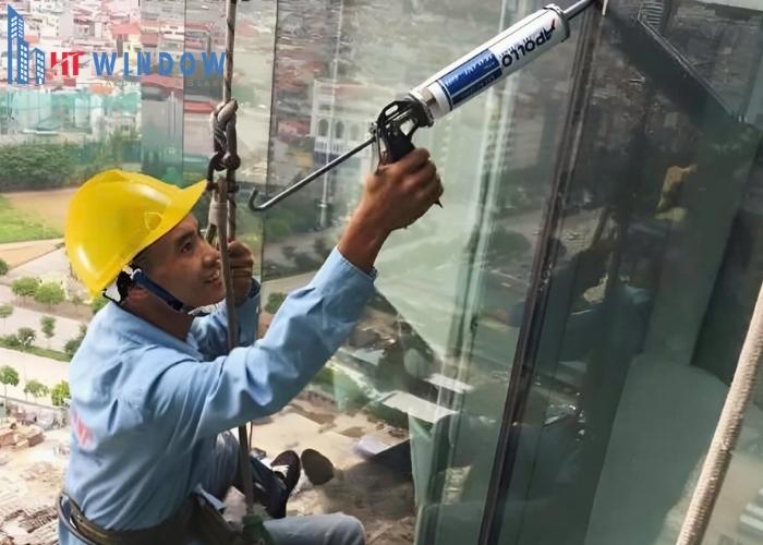 Kiểm tra và bắn lại keo silicone chống thấm