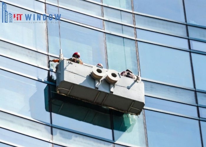 Kỹ thuật viên rà soát các điểm giao cắt giữa thanh đố ngang và đố dọc của hệ thống khung nhôm
