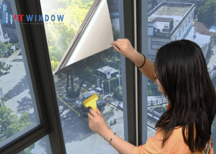 Dùng thước nhựa ép sát vào mép khung kính và dùng dao rọc giấy sắc lẹm cắt bỏ phần decal dư thừa
