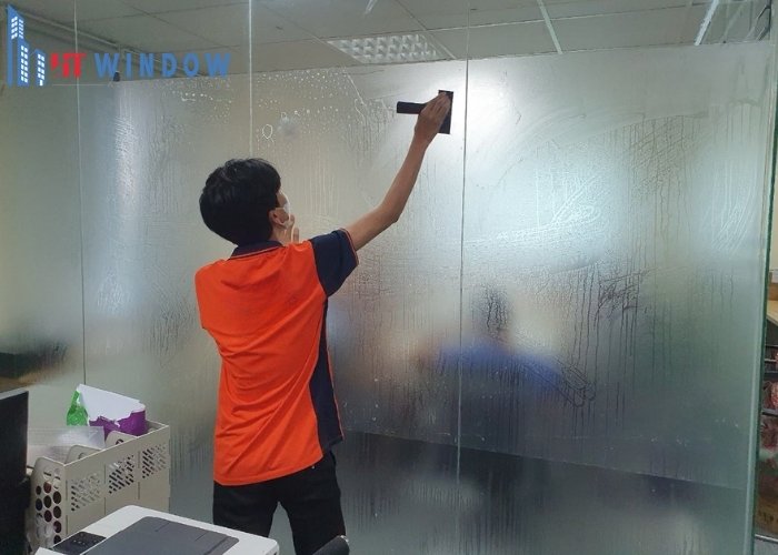 Xịt nước lau kính lên toàn bộ bề mặt và dùng sủi chuyên dụng