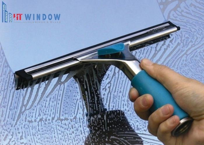 Cần chuẩn bị bộ dụng cụ vệ sinh bề mặt kính
