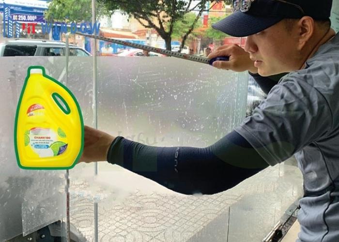 Nước rửa chén không làm hỏng lớp keo mà ngược lại còn giúp đẩy sạch các bọt khí ra ngoài dễ dàng hơn