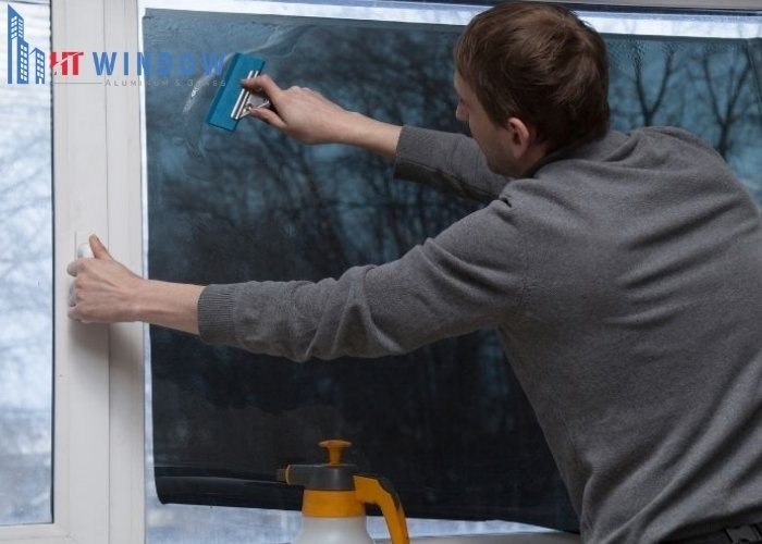 Việc duy trì độ bền và vẻ đẹp của lớp decal phụ thuộc rất nhiều vào cách bạn chăm sóc bề mặt ngay sau khi dán