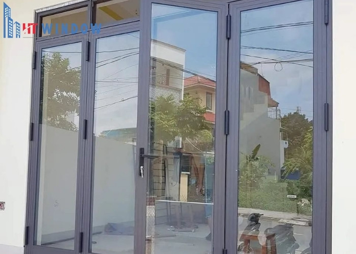 Kết cấu khoang rỗng cùng các gân tăng cứng giúp thanh nhôm chịu được áp lực gió và va đập mạnh