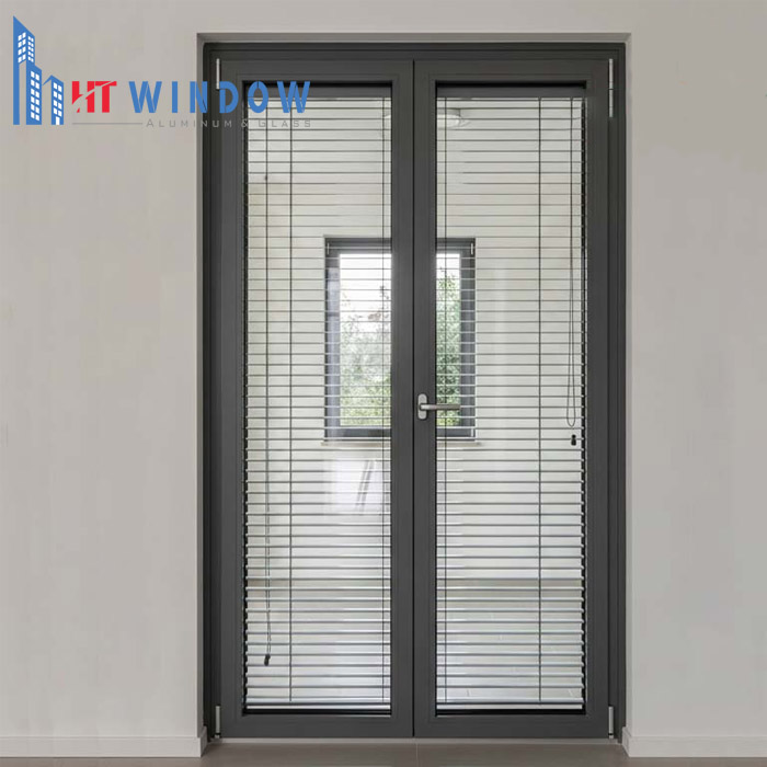 Cửa nhôm kính có rèm giúp tiết kiệm diện tích và sạch sẽ tuyệt đối