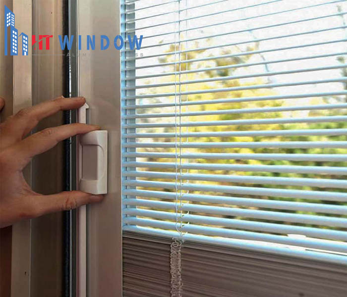 Quy trình lắp đặt rèm trong kính đòi hỏi sự tỉ mỉ và chính xác