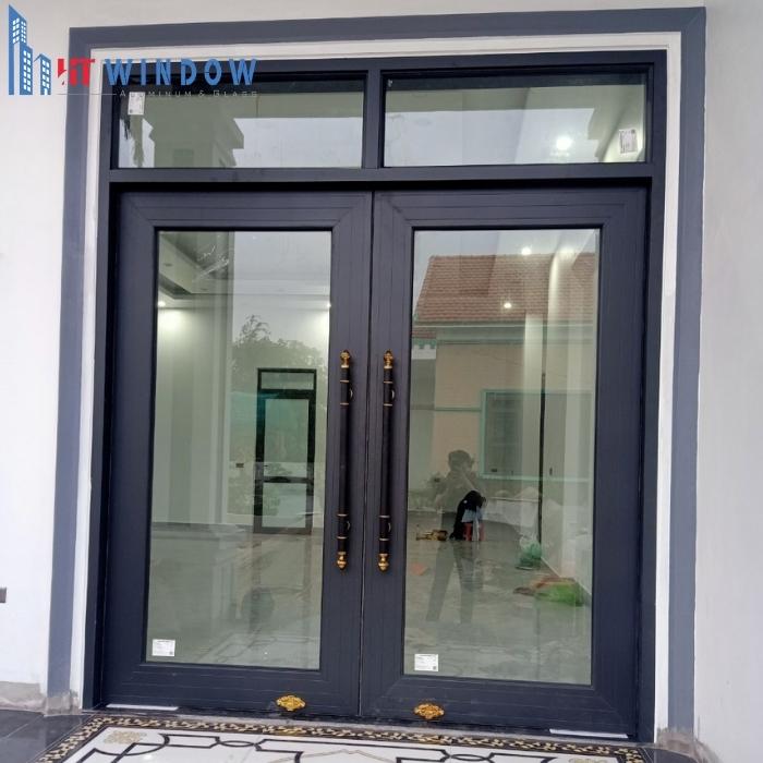 Phân khúc cao cấp tập trung vào những dòng nhôm tích hợp công nghệ xử lý bề mặt và cách âm vượt trội