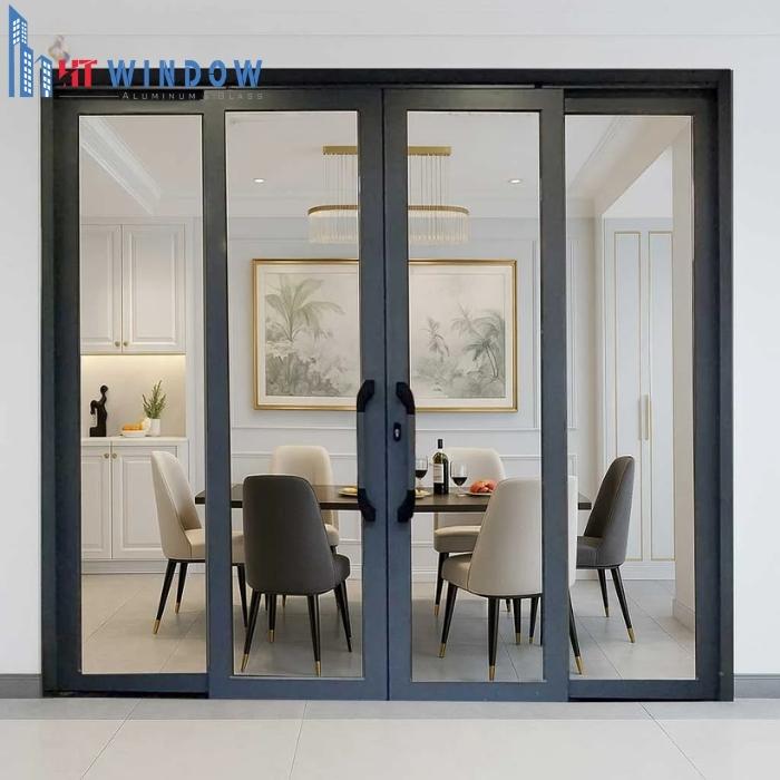 Sự kết hợp giữa cửa nhôm màu xám và tường sơn trắng tạo nên hiệu ứng tương phản mạnh mẽ và hiện đại
