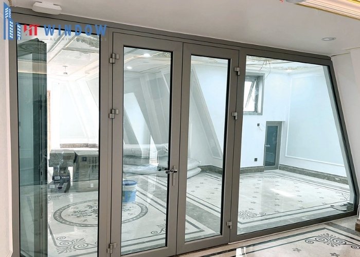 Tổng báo giá thường đã bao gồm chi phí nhân công lắp đặt tại công trình và các loại vật tư phụ