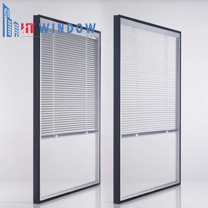 Kính được kết hợp thêm rèm cửa để tăng tính riêng tư