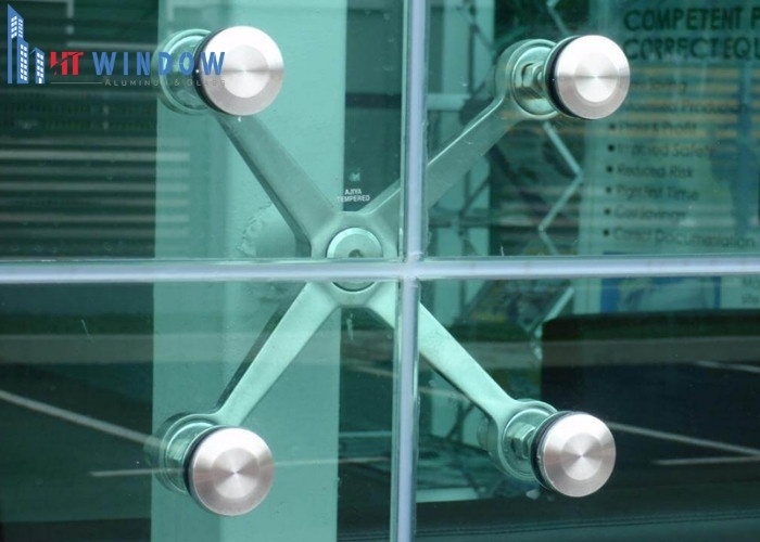 Mặt dựng Spider là hệ mặt dựng kính sử dụng phụ kiện inox dạng chân nhện để liên kết kính