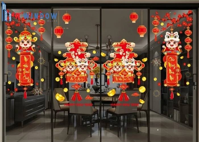 Sử dụng các mẫu trang trí cửa kính ngày Tết với tông màu đỏ và vàng chủ đạo tạo nên sự ấm áp cho ngôi nhà