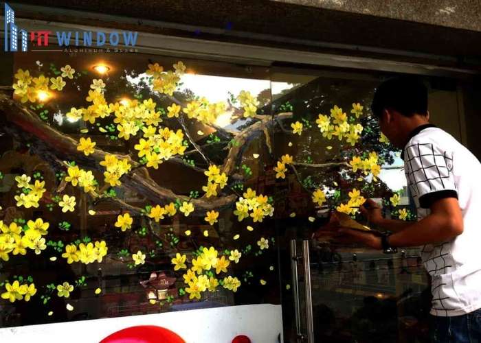 Trang trí cửa kính bằng vẽ tranh kính thủ công