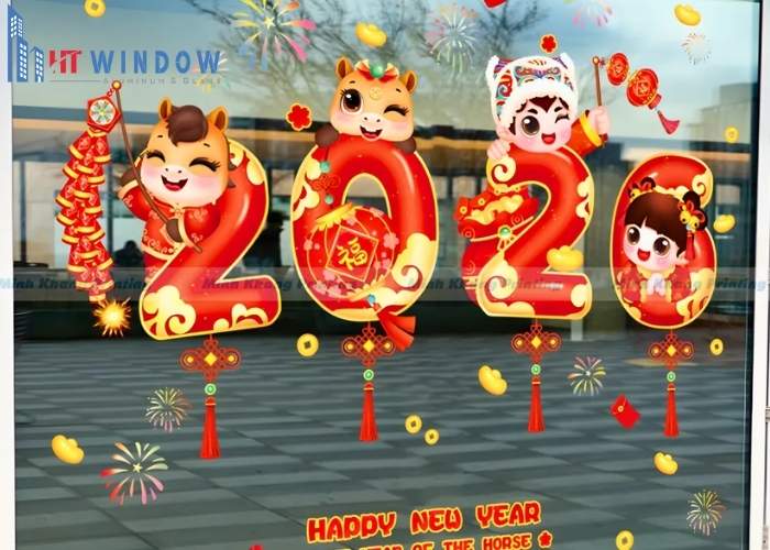 99+ Mẫu trang trí cửa kính ngày Tết đẹp và tài lộc năm 2026