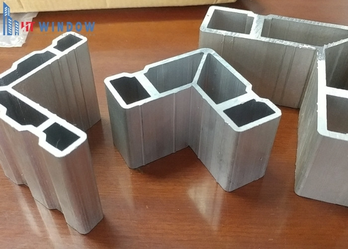 Thợ thi công sử dụng ke góc dày kết hợp cùng keo ép góc chuyên dụng để tăng cường độ cứng vững cho khung bao