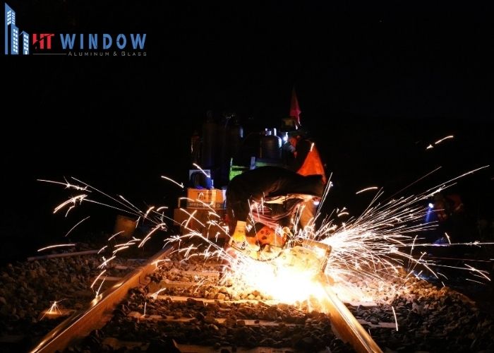 Năng lượng tỏa ra lớn đến mức mắt thường có thể quan sát thấy ánh sáng chói