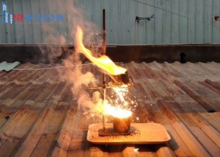 Khi đun nóng bột nhôm ngoài không khí, kim loại này phản ứng mãnh liệt với oxy tạo thành oxit nhôm