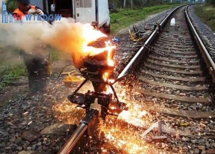 Phản ứng nhiệt nhôm giúp lấp đầy khe hở giữa hai thanh ray của đường sắt